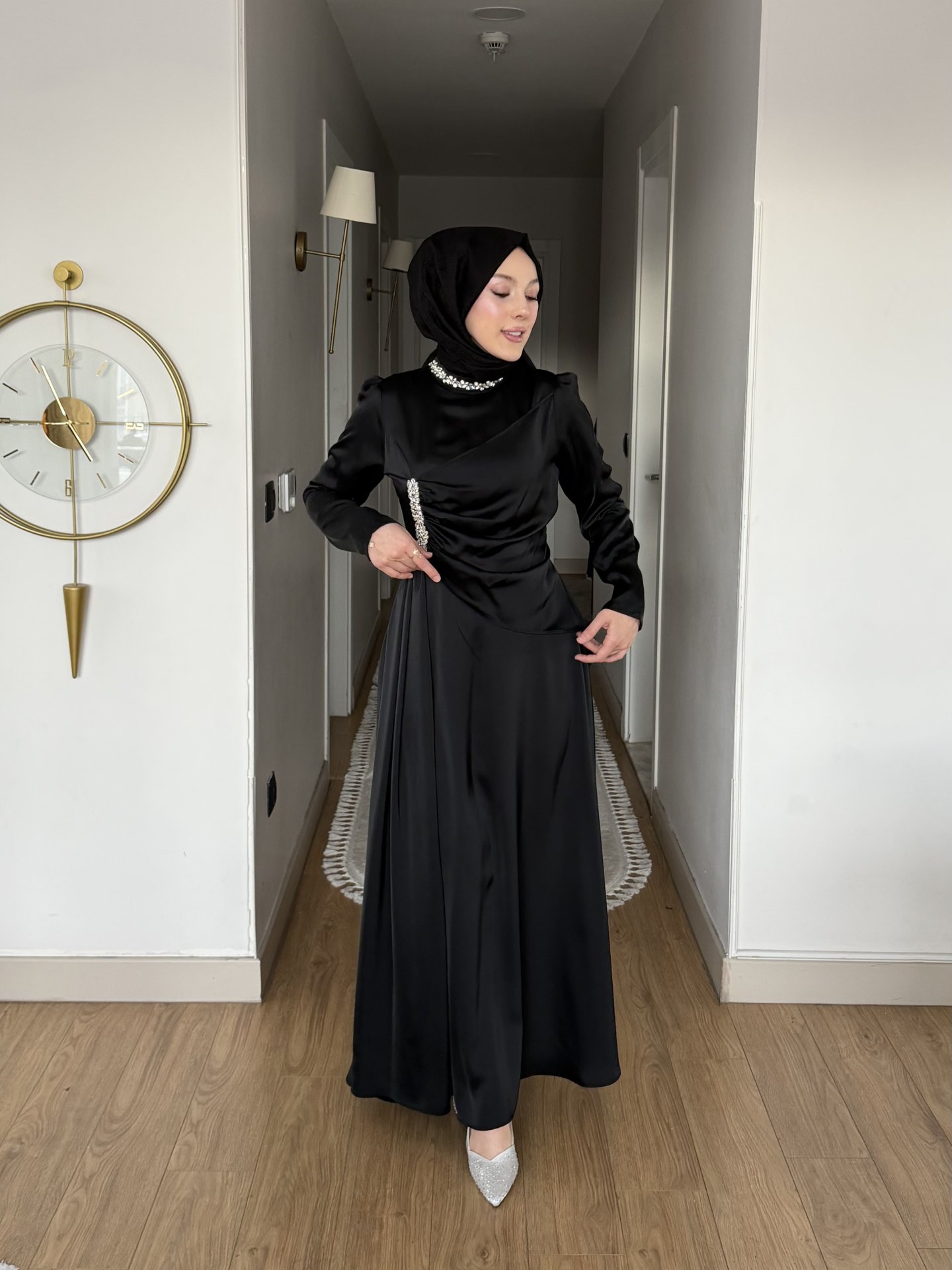 Taş Detaylı Saten Elbise